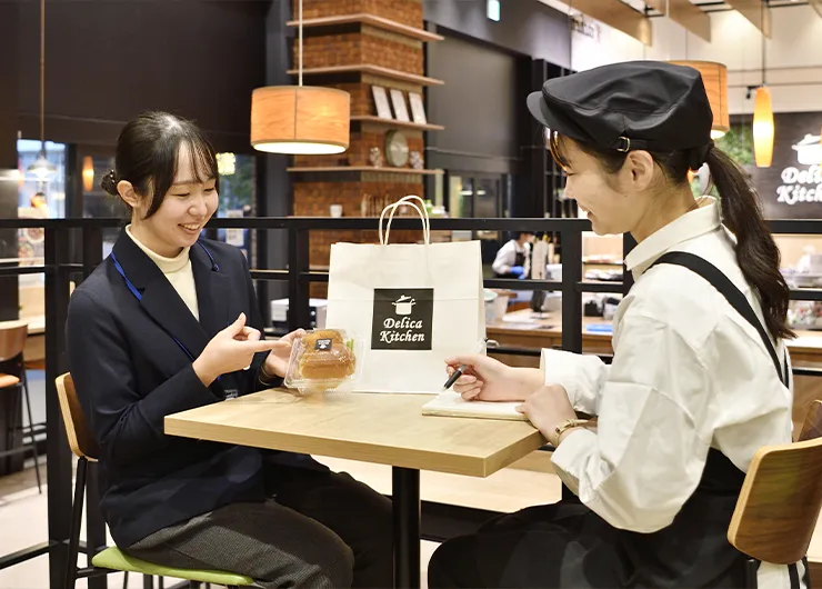 ハンバーガーのパックの提案を行う社員