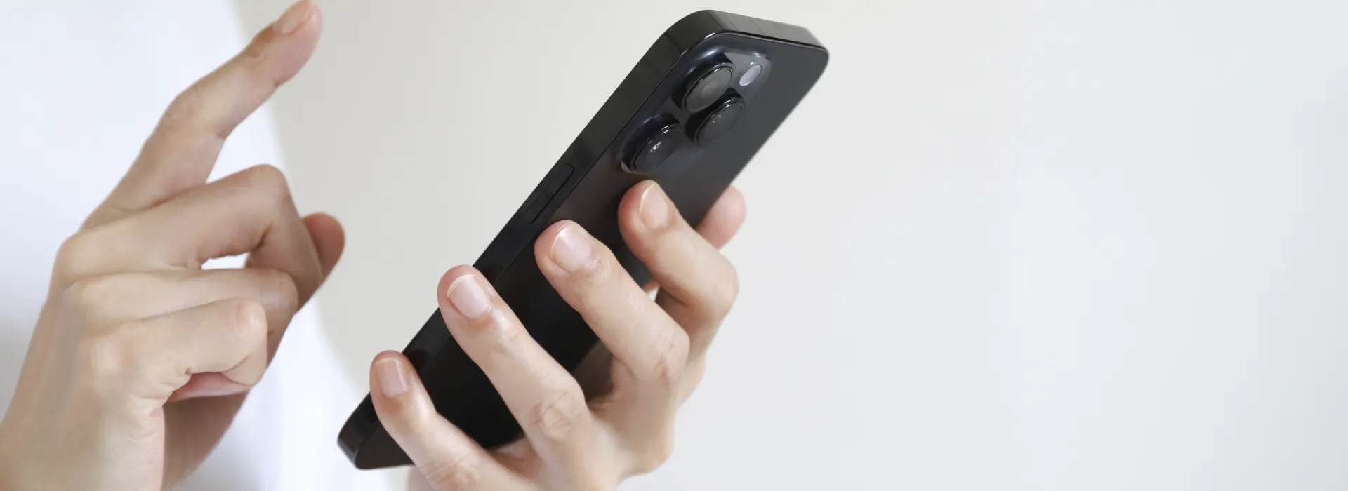 スマートフォンを操作する人