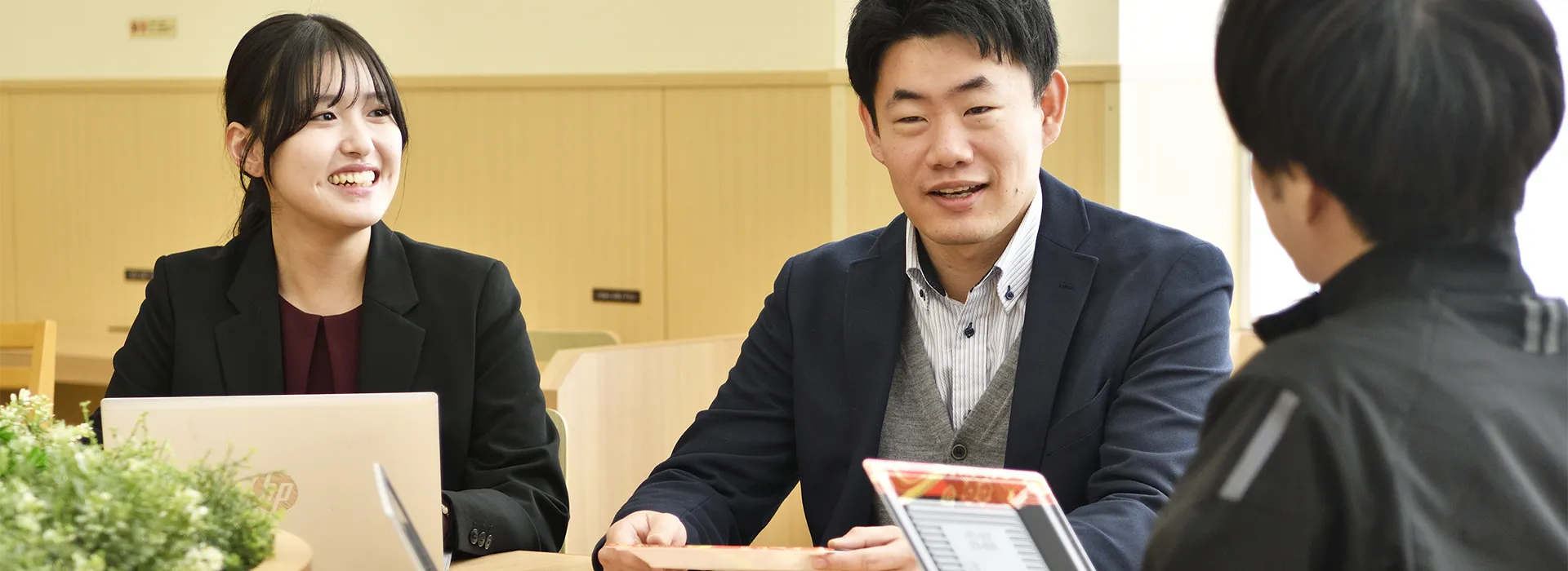 トレーについて打ち合わせをする店員と社員