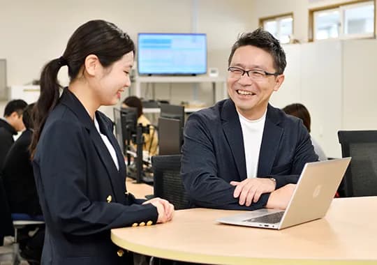 中部流通の事務所で会話をする社長と社員