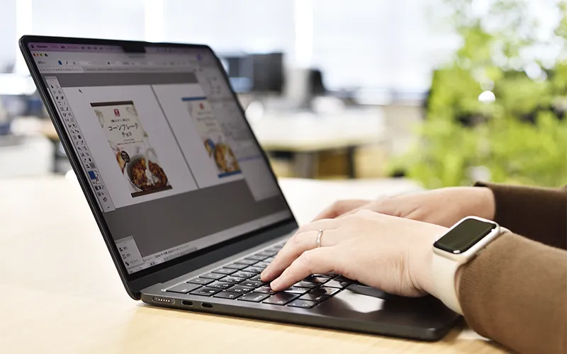 デザインを制作する女性