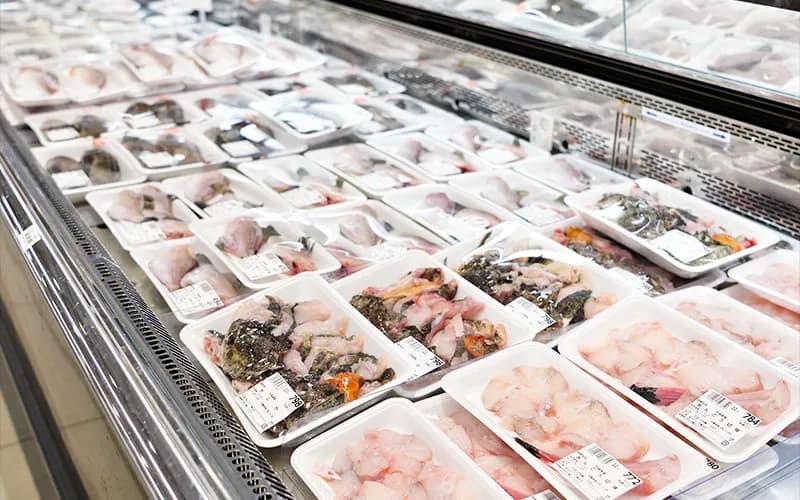 白トレーに入った鮮魚が並ぶ水産部門の売場