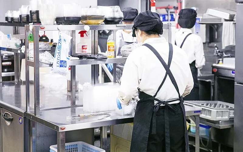 機械や什器が並んだ厨房