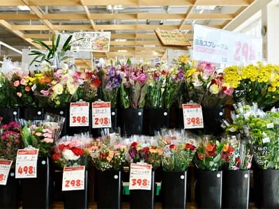 スーパーマーケットの切花売場